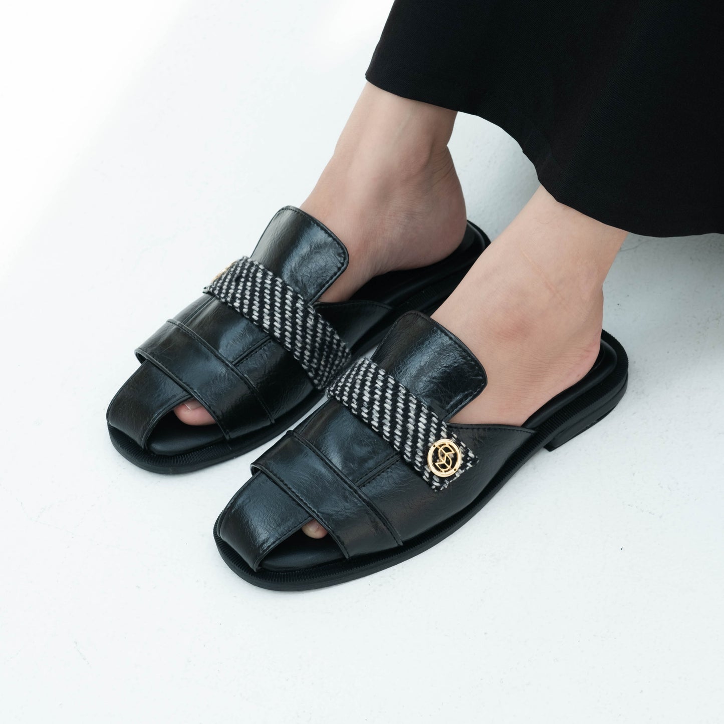 New Laras Black Mules